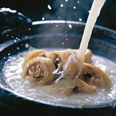 美味しさへのこだわりは素材から…自ら育てた銘柄肉「華味鳥」