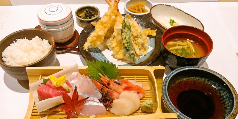 【竹の庵膳】刺身5点盛り、旬の食材を使用した天ぷらなど＋食後の選べる飲み物（個室選択可）