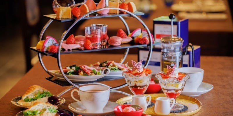 【AfternoonTEA】8種の苺を使用した苺／クラシカルなステンドグラスが輝く空間で