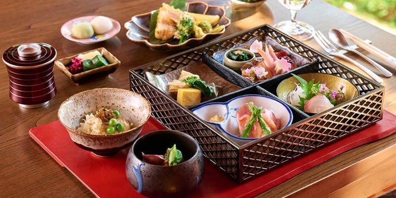 【山桜】旬の食材等 8品をお弁当スタイルにて＋1ドリンク（お椀追加）