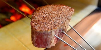 【A5ランク黒毛和牛ランチ】お好みの部位を炭火焼で、前菜やデザート含む全5品 - tcc 炉窯炭火焼 Steak