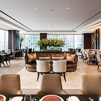 太陽の光が降り注ぐ、東京の喧騒の中に佇む都会のオアシス