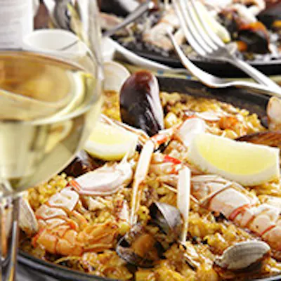 季節の食材を生かしたタパスや人気のパエリアなどをお気軽に