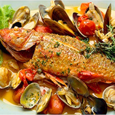 George自慢の魚介料理。豊富なワインと共にどうぞ