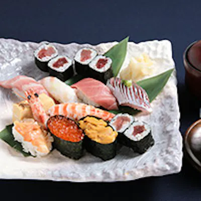 新鮮な魚介をふんだんに使った、海鮮蒸し寿司や笹の香り豊かな創作寿司
