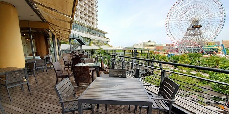 みなとみらいの観覧車を望めるテラス席