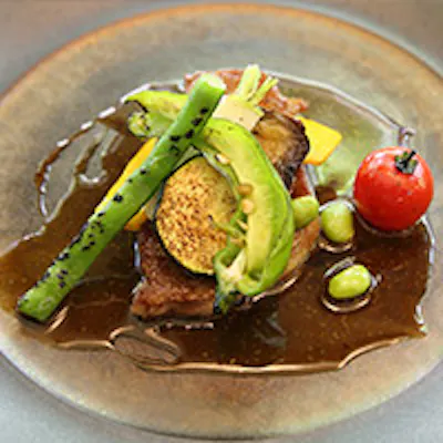 旬の素材を使った洋食と、それを引き立てるワインにこだわっております