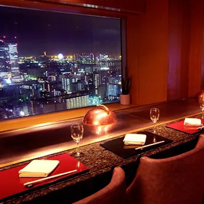 席から見える夜景に酔いしれる
