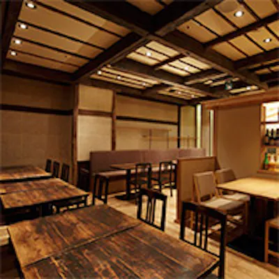 木の温もり溢れる店内はモダンさが漂う落ち着いた空間
