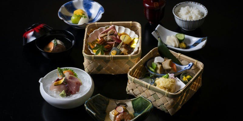 【京重ね】箱や籠に彩りよく詰め合わせたお料理など（平日数量限定）