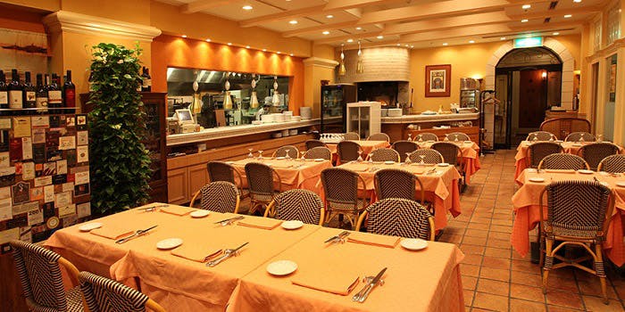 本場イタリアのリストランテを思わせる「崎陽軒レストラン イルサッジオ」の内観