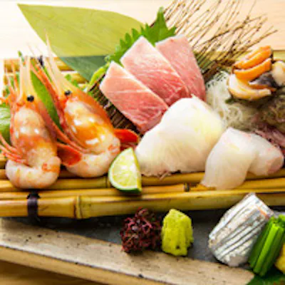 熟練の技が光る創作和食と産地直送の新鮮食材。名物刺身盛り合わせを堪能