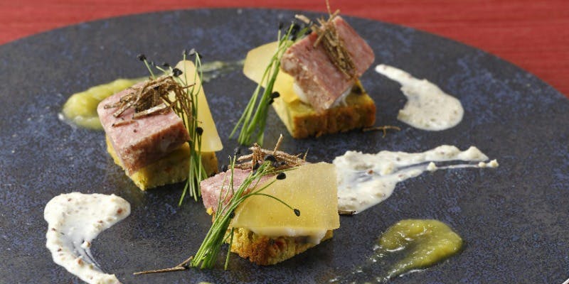 【Menu B 】前菜2品や牛ヒレのグリルやお魚料理のWメイン＋乾杯スパークリングと赤白ワインセット