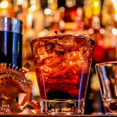 スコッチから焼酎まで世界の銘酒が揃うメインバー