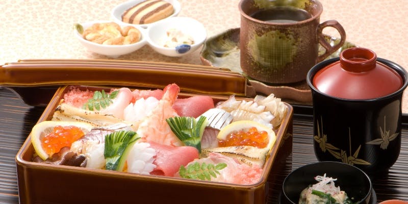 【ちらし寿司御膳】色とりどりの海鮮を散りばめた華やかなちらし寿司