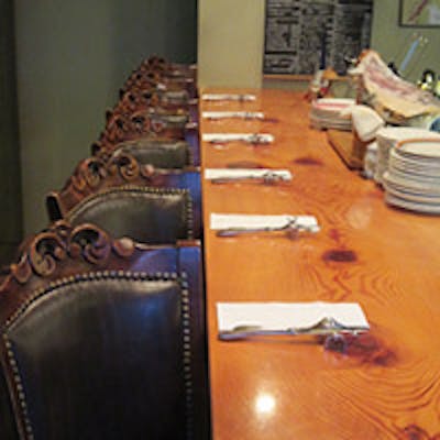 カウンター席のみの大人空間