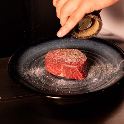 一頭買いした黒毛和牛の20種類以上の部位をご用意。