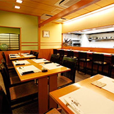 木の温もりに包まれた安らげる落ち着いた店内