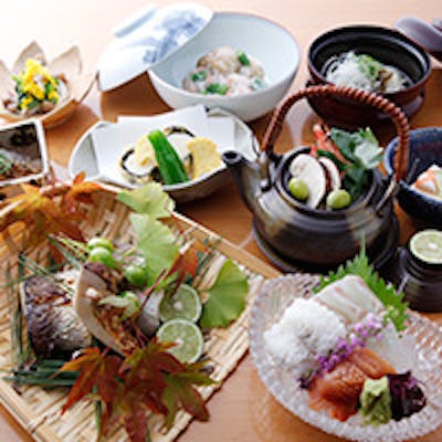 旬の素材の味を大切にした四季折々のお料理をご提供