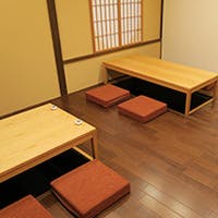 京都駅からほど近く、七条堀川東に位置する木のぬくもりを感じる大人の空間。