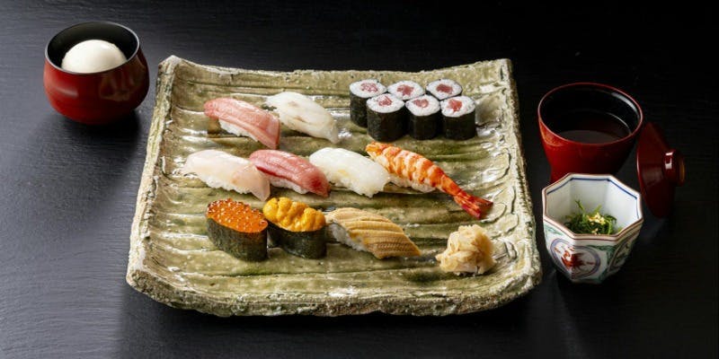 【寿司】けやき 特上おまかせにぎり9貫など季節の特上ランチ＋シャンパンなど選べる1ドリンク（ホール席）