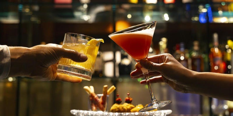 【日にち限定】ヒルトンホテルのメインバーでフリーフロー＆選べるお食事プラン