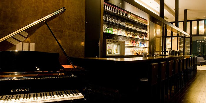 R restaurant & bar（アールレストランアンドバー）