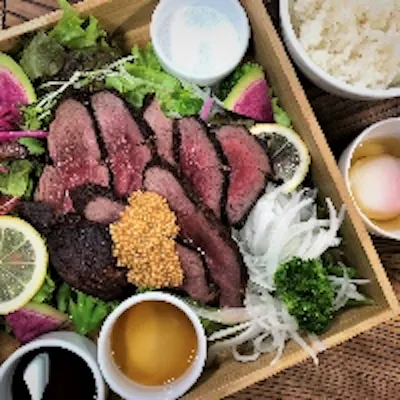 厳選された肉料理や、自慢の出汁を使用した料理