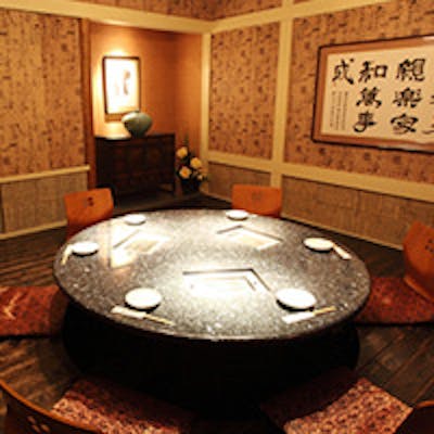 韓国の古民家をイメージした、温かみあるモダンな店内