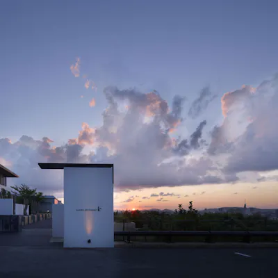 空と街を一望する、開放的なガーデンテラス