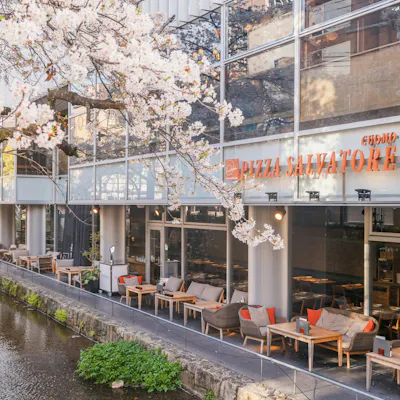 解放感のあるテラス席、活気のある店内で世界NO.1の味を是非お試しください