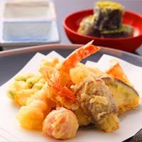 目の前でカラリと揚げたての天ぷらが味わえます