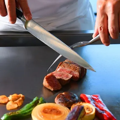臨場感たっぷり!シェフが目の前で焼き上げる鉄板焼き