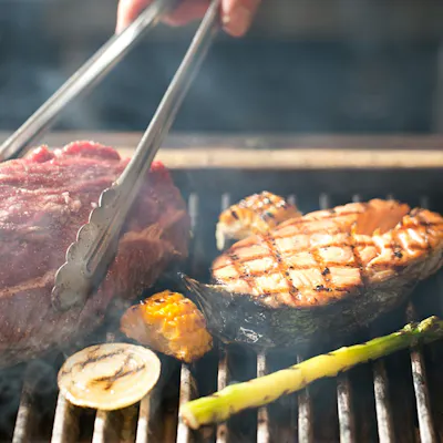 ライブキッチンからダイナミックに焼き上げるグリル料理