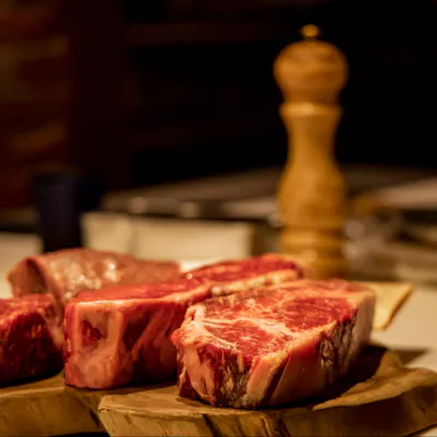 熟成師から仕入れた和牛熟成肉や薪窯で焼き上げた逸品。オーガニックワインとともに