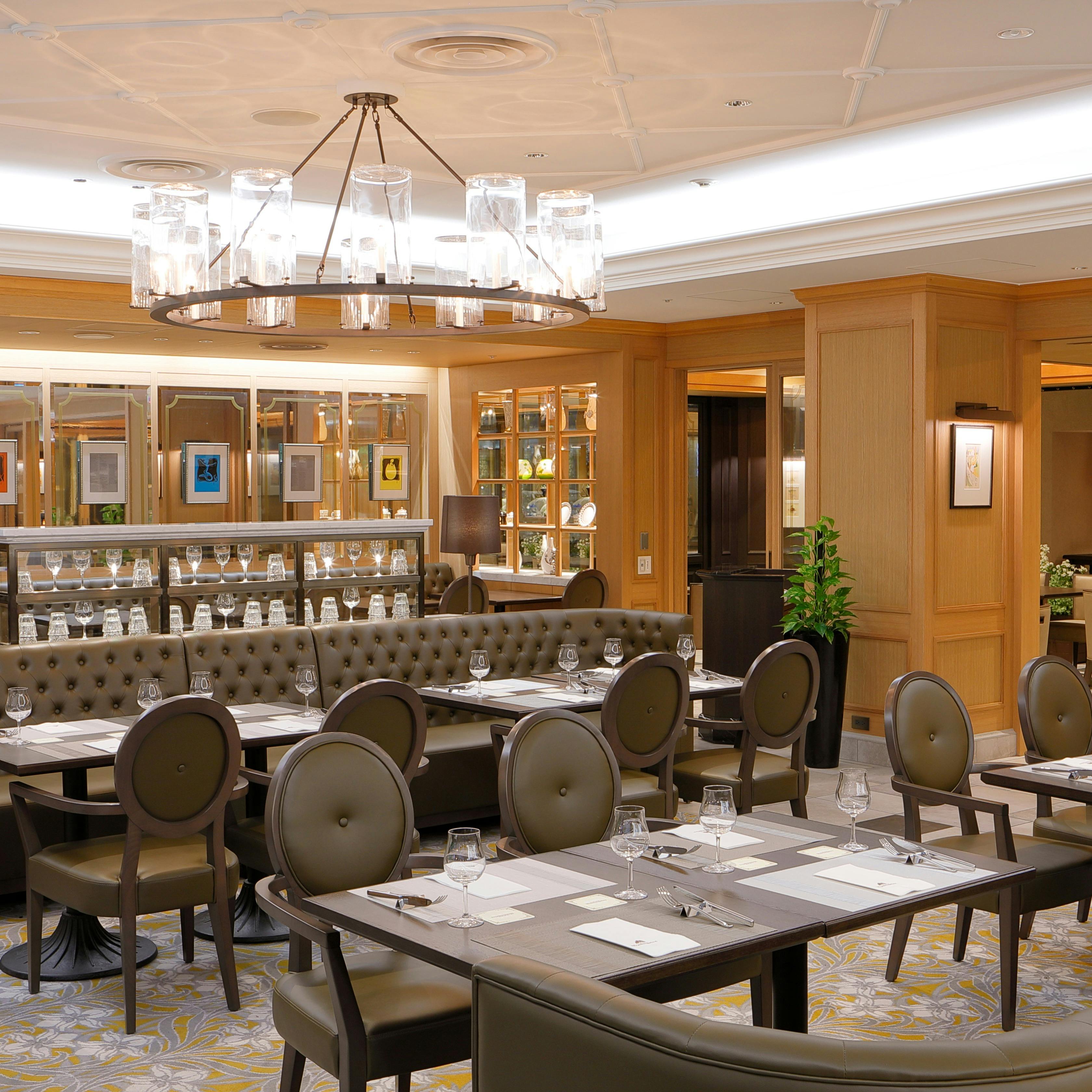 パリの石畳をイメージした明るく開放的な店