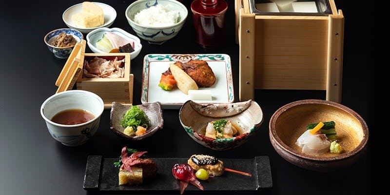 テーブルに並ぶ全7品の「湯豆腐会席」