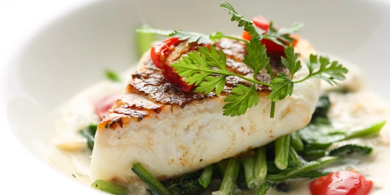 【海鮮コース】魚料理、有頭海老と帆立貝の鉄板焼きなど