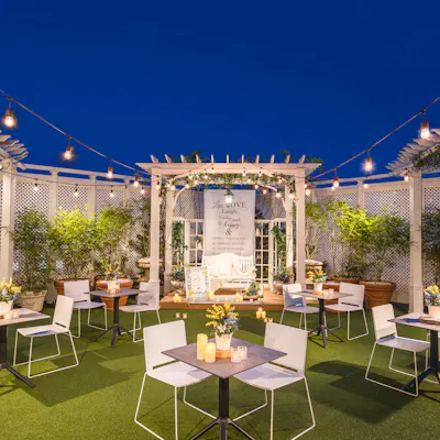 都会の喧騒を忘れられる一軒家結婚式場の屋上で、期間限定ルーフトップビアガーデン