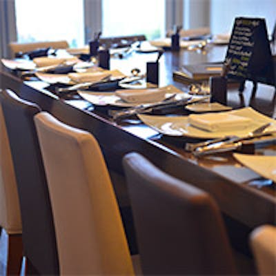 オープンキッチンのシェフズテーブルのみの小さなレストラン