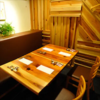木に囲まれた落ち着いた雰囲気の店内