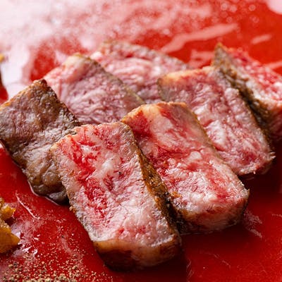 季節に合わせたコース料理とシェフのダイナミックな手さばき