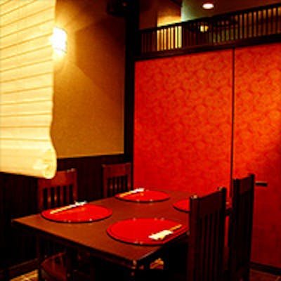 お料理だけで勝負するために、シンプルに設えた個室はデートにも最適です