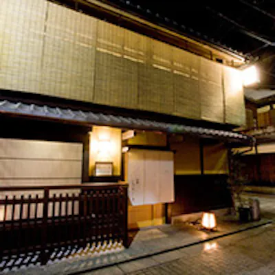 舞妓さんの行きかう祇園の風情ある京町屋