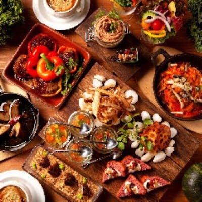 お酒と楽しみながら、季節の農園を感じる、ちょっと大人のお野菜コースを堪能