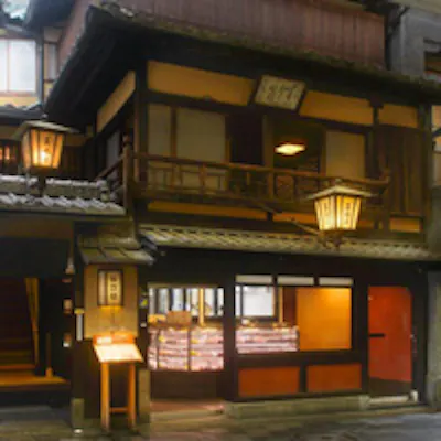 数寄屋造りや行灯がタイムトリップしたかのよう。伝統に培われた居心地良さ