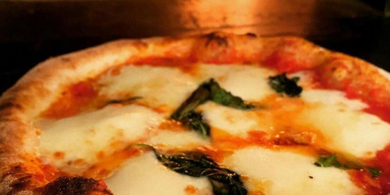 前菜盛り合わせ、パスタ、ピッツァと選べるメイン料理のディナーコース5500円（税込み）