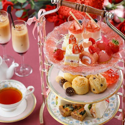 季節の移ろいを味わう、ホテルラウンジでの甘いひととき