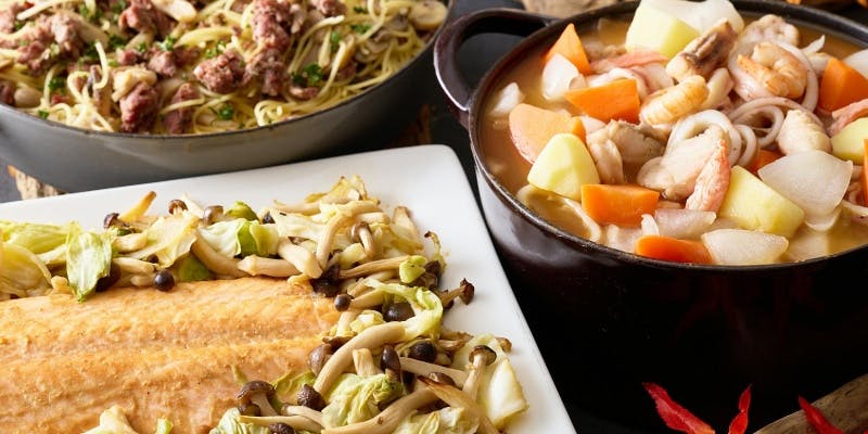 皿に盛り付けられたシェフズ ライブ キッチンの料理