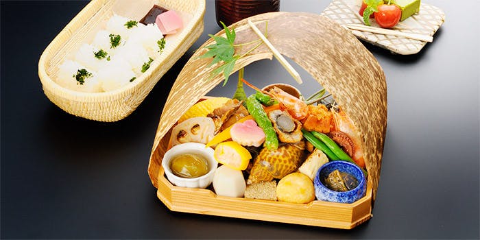 彩り美しく京料理を盛り付けた「辰巳屋」の「宇治丸弁当」